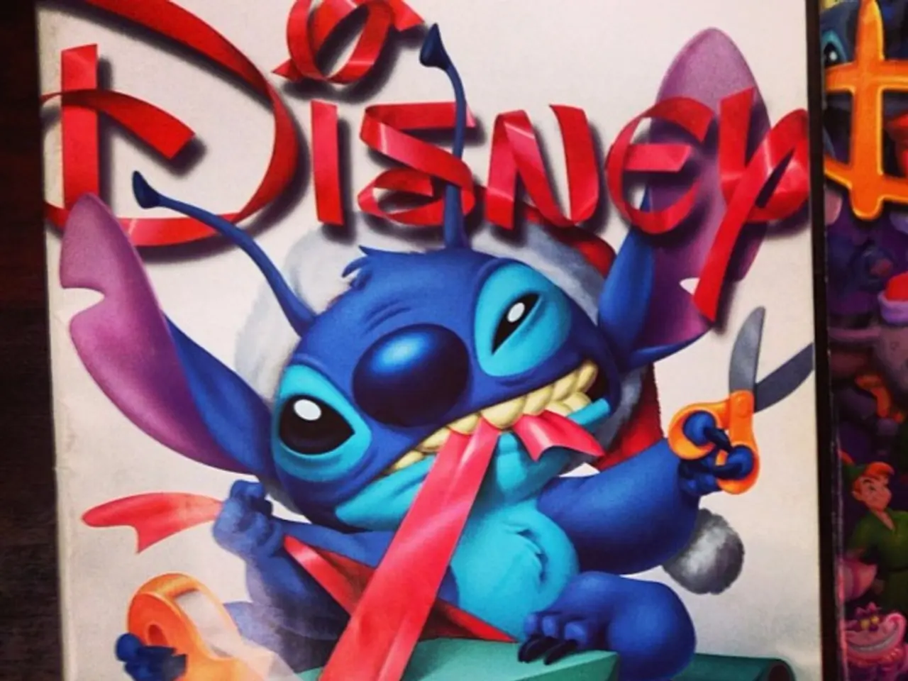 Update on Gboard introduces reinstatement of traditional Emoji and GIF selection feature