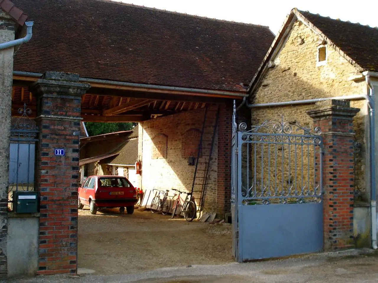 Electric mine trucks to be equipped with innovative "hammer and rail" dynamic charging technology,...