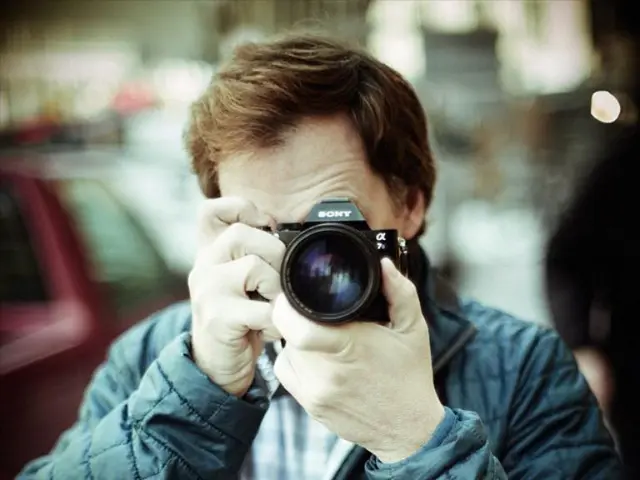 Adjust the camera settings autonomously.