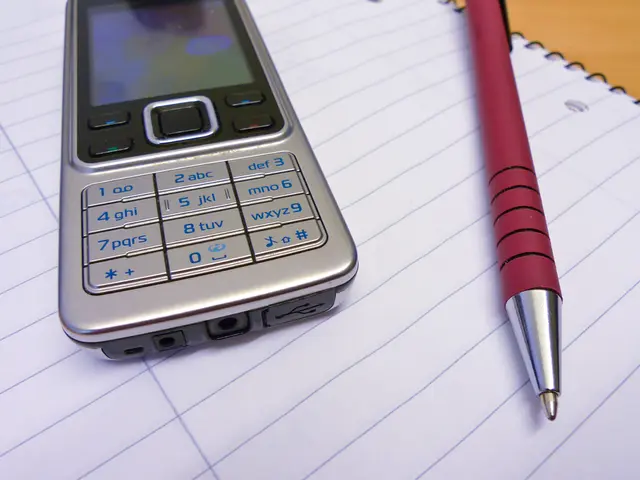 Compact Krono AI-Driven E-reader Features Minimalistic Aesthetics and Productivity Enhancements