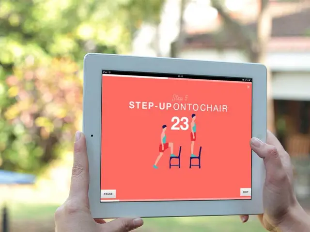 Android tablet with Froyo-compatible operating system, mimicking the design of an iPad