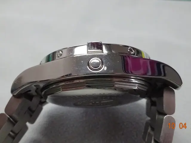 Here in this picture we can see a watch present on the table over there.